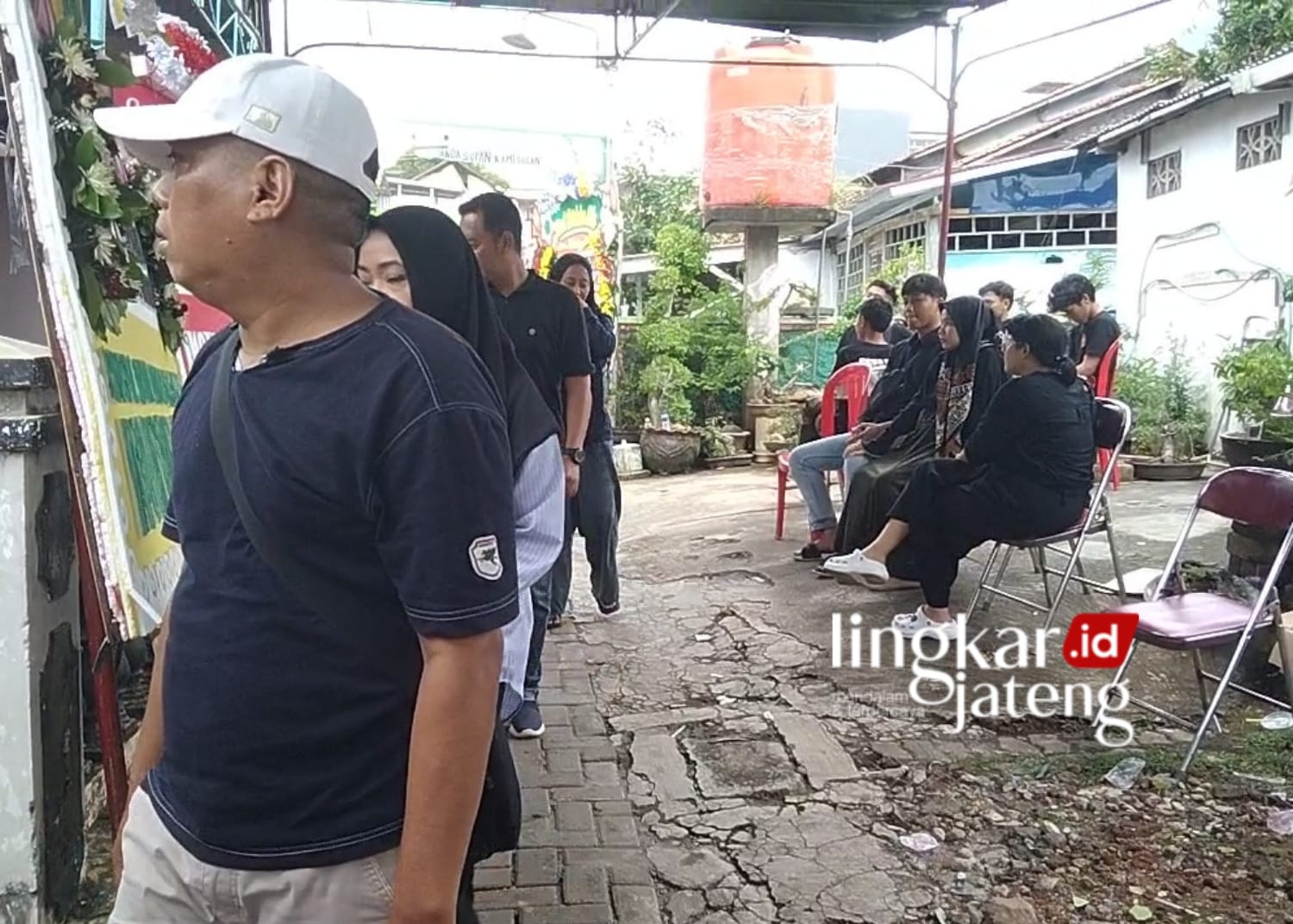 Kanit Binmas Polsek Candisari Semarang Meninggal Dunia usai Bertugas Amankan Pemilu 25 Suasana rumah duka Iptu Wahyudi di Jalan Jangli Tlawah RT 04 RW 05 Kelurahan Karanganyar Gunung, Kecamatan Candisari, Semarang, Minggu, 18 Februari 2024. (Rizky Syahrul/Lingkarjateng.id)