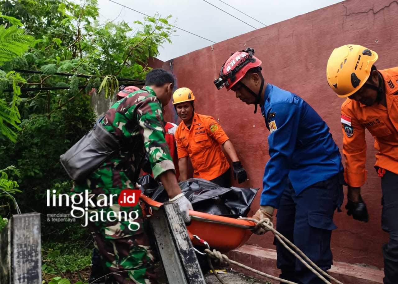 Hendak Pasang Jaringan Internet, Petugas Telkom di Genuk Semarang Tewas Tersengat Listrik 25 Evakuasi korban tewas tersengat listrik di Genuk, Semarang, Minggu, 18 Februari 2024. (Dok. Lingkarjateng.id)