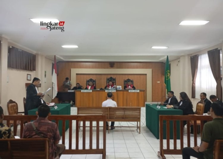 JPU Kejari Jepara Tolak Eksepsi Nota Keberatan Terdakwa Kasus UU ITE 25 SIDANG LANJUTAN: Sidang lanjutan perkara pidana pelanggaran UU ITE dengan terdakwa Daniel Frits Maurist Tingkilisan. ( Tomi Budianto/Lingkarjateng.id)