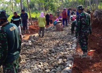 GOTONG ROYONG: Pembangunan jalan dalam program TMMD oleh Kodim 0718/Pati di Kecamatan Cluwak, beberapa waktu lalu. (Pendim Pati for Lingkar/Lingkarjateng.id)