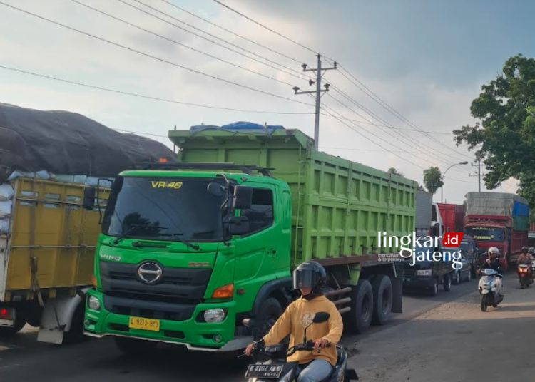 MACET: Kondisi macet di jalur Kudus-Jepara imbas banjir di Kabupaten Demak pada Jumat, 16 Februari 2024. (Muhammad Aminudin/Lingkarjateng.id)