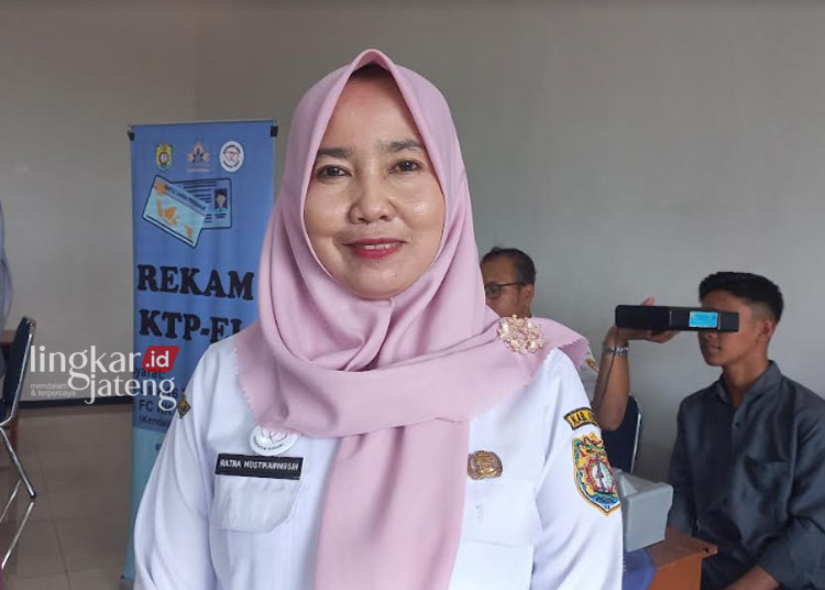MENERANGKAN: Kepala DisdukCapil Kendal Ratna Mustikaningsih menjelaskan perekaman IKD siswa dan Cetak E-KTP kepada wartawan, Rabu, 21 Februari 2024. (Robison Lingkar).