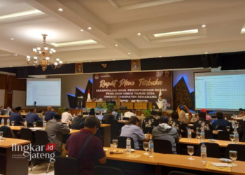 KHIDMAT: Proses rapat pleno terbuka rekapitulasi hasil penghitungan suara Pemilu 2024 Tingkat Kabupaten Semarang pada Rabu, 28 Februari 2024. (Hesty Imaniar/Lingkarjateng.id)