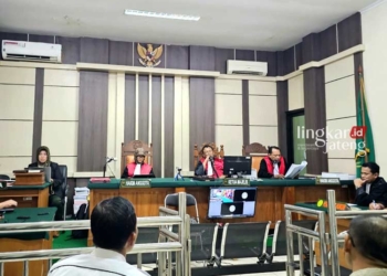 JALANI PROSES HUKUM: Sidang pembacaan putusan terhadap Kades Gubug Non aktif Hadi Santosa di Pengadilan Negeri Tipikor Semarang. (Dok. Kejari for Lingkar/Lingkarjateng.id)