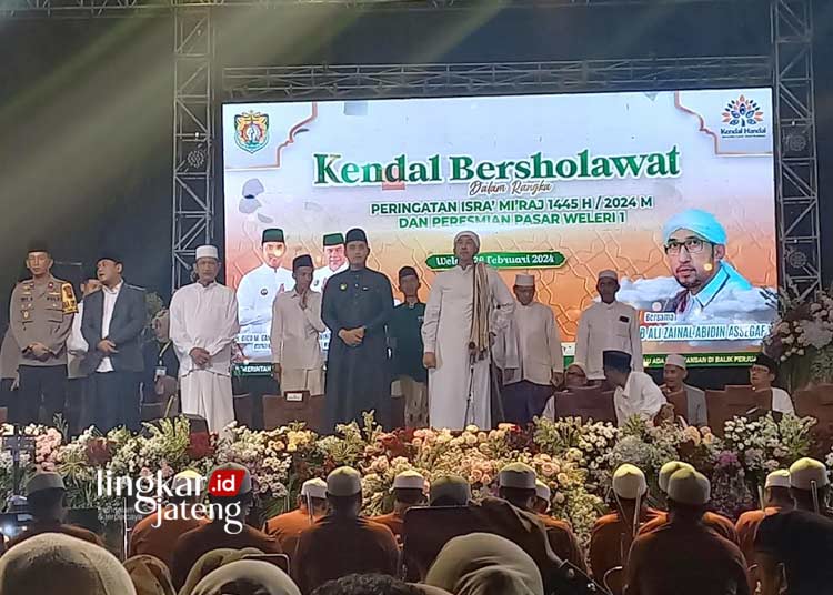 BERSHOLAWAT: Suasana kegiatan Kendal Bersholawat bersama Habib Ali Zaenal Abidin Assegaf di halaman Pasar Weleri 1 pada Senin, 26 Februari 2024 malam dalam rangka Peringatan Isra' Miraj 1445 Hijriyah dan Peresmian Pasar Weleri 1. (Arvian Maulana/Lingkarjateng.id)