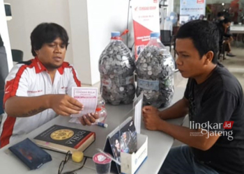 TRANSAKSI: Herman seorang penjual platik membeli motor sport dengan membawa uang receh di dalam 3 galon, Minggu, 4 Februari 2024. (Hesty Imaniar/Lingkarjateng.id)