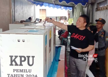 PESTA DEMOKRASI: Ketua DPC PDIP Kota Salatiga Dance Ishak Palit saat memasukkan surat suara di TPS 05 Sidorejo Kidul, Kecamatan Tingkir, Kota Salatiga pada Rabu, 14 Februari 2024. (Angga Rosa/Lingkarjateng.id)