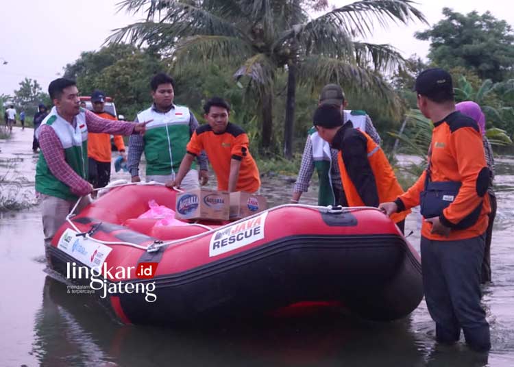 GOTONG ROYONG: Relawan LAZiS Jateng mengirimkan bantuan logistic untuk korban banjir di Kabupaten Demak pada Selasa, 13 Februari 2024. (Dok. LAZis Jateng/Lingkarjateng.id)