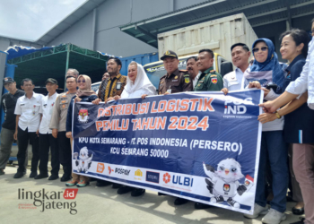 PENDISTRIBUSIAN: Wali Kota Semarang Hevearita Gunaryanti Rahayu bersama jajaran Komisi Pemilihan Umum (KPU) Kota Semarang secara perdana mendistribusikan logistik Pemilu 2024 khususnya kotak suara ke Kecamatan Tugu, Kota Semarang, Rabu, 31 Januari 2024. (Rizky Syahrul Al-Fath/Lingkarjateng.id)