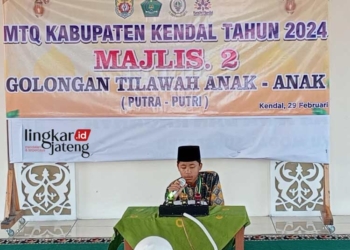 KHUSYUK: Salah satu peserta asal Kecamatan Gemuh saat melantunkan tilawah Al-Qur’an dalam Lomba MTQ ke-30 Kabupaten Kendal, Kamis, 29 Februari 2024. (Robison/Lingkarjateng.id)