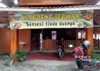 POTRET: Tampak depan Warung Jerman di Desa Sogo, Kecamatan Kedungtuban, Kabupaten Blora. (Hanafi/Lingkarjateng.id)