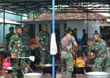 MENINJAU: Pangdam IV/Diponegoro Mayjen TNI Tandyo Budi R saat meninjau proses pembuatan nasi bungkus di lokasi dapur umum yakni SMK Ganesha Gajah, Kamis, 15 Februari 2024. (Kodam IV/Diponegoro/Lingkarjateng.id)