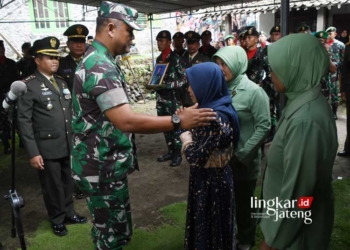 BERSIMPATI: Pangdam IV/Diponegoro Mayjen TNI Tandyo Budi R., S.Sos. saat menghadiri pemakaman Babinsa Soborejo Ramil 10/Pringsurat Kodim 0706/Temanggung, Serda Suharyanto di Magelang pada Rabu, 14 Februari 2024. (Pendam IV Diponegoro/Lingkarjateng.id)