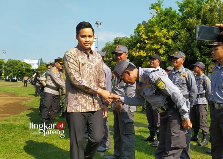 Bupati Kendal, Dico M. Ganinduto, saat menghadiri apel pergeseran pasukan operasi mantab brata dalam rangka pengamanan TPS, pada Selasa 13 Februari 2024 di Alun-Alun Kendal. (Robison/Lingkarjateng.id)