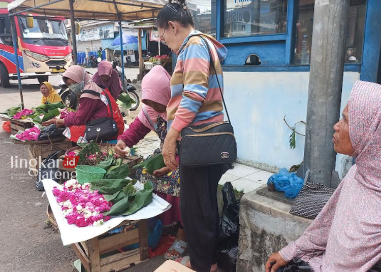 Pedagang Kembang sekitar makam Nyai Sedapu yang terletak di Dukuh Jagalan, Kecamatan Boja, Kabupaten Kendal, Kamis, 22 Februari 2024. (Robison/Lingkarjatenga.id)