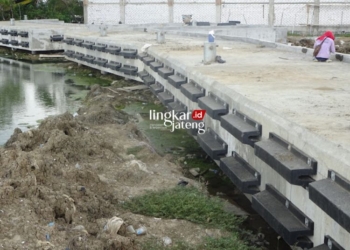 PROYEK: Tampak proyek pembangunan tambat kapal di Pelabuhan Juwana turut Desa Bendar, Kecamatan Juwana, Kabupaten Pati masih dalam progres pengerjaan dermaga. (Arif Febriyanto/Lingkarjateng.id)