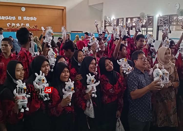 SIAP GUNAKAN HAK PILIH: Pemilih Disabilitas di Sekolah Menengah Atas Luar Biasa (SMA LB) Pati yang sudah memiliki e-KTP menunjukkan boneka Sura dan Suru yang menjadi Ikon Pemilu 2024. (Setyo Nugroho/Lingkarjateng.id)