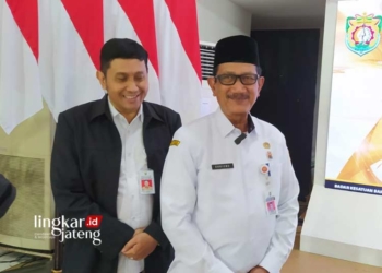 BERI KETERANGAN: Sekda Kendal, Sugiono (depan) didampingi Kepala Kesbagpol Alfebyan Yolando saat memberi ketarangan usai acara forum group discussion di Pendopo Tumenggung Bahurekso pada Kamis, 8 Februari 2024. (Robison/Lingkarjateng.id)