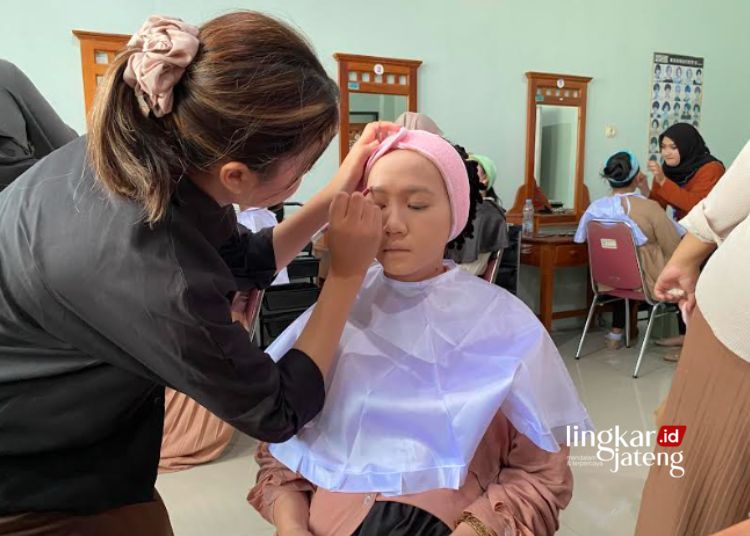 PELATIHAN: Peserta pelatihan keterampilan kerja nampak sedang praktik rias wajah belum lama ini. (Nisa Hafizhotus. S/Lingkarjateng.id)