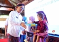 BANTUAN: Pemkab Kudus saat menyerahkan bantuan penanganan stunting beberapa waktu lalu. (Nisa Hafizhotus Syarifa/Lingkarjateng.id)