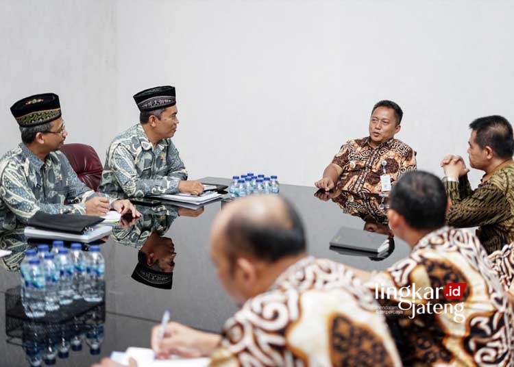 AUDIENSI: Penjabat Wali Kota Salatiga Yasip Khasani (Tengah) berbincang-bincang dengan pengurus BAZNAS di ruangannya, Kamis, 1 Februari 2024. (Dok. Prokompim Setda Salatiga/Lingkarjateng.id)