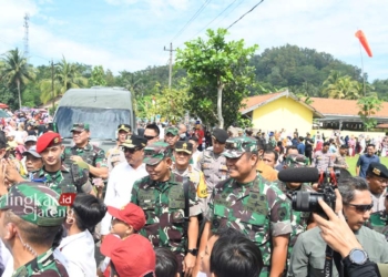 DISAMBUT MERIAH: Kunjungan Kepala Staf Angkatan Darat (Kasad), Jenderal TNI Maruli Simanjuntak, M.Sc., dan jajaran disambut meriah oleh masyarakat Desa Tipar, Kecamatan Rawalo, Kabupaten Banyumas, pada Selasa, 27 Februari 2024. (Dok. Pendam IV/Diponegoro for Lingkar/Lingkarjateng.id)
