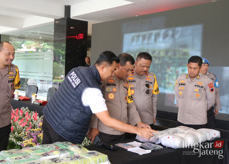 DISITA: Barang bukti narkoba milik empat tersangka pengedar diperlihatkan saat konferensi pers Polda Jateng, Jumat, 23 Februari 2024. (Humas Polda Jateng/Lingkarjateng.id)