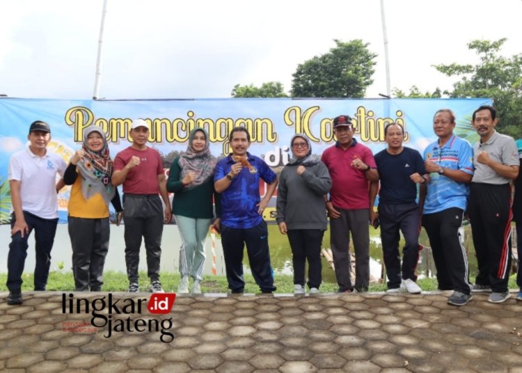FOTO BERSAMA: Sekda Jepara Edy Sujatmiko foto bersama jajaran Diskan Jepara usai meresmikan Pemancingan Kartini Minopolitan Bulu. (Dok. Diskominfo Jepara for Lingkar/Lingkarjateng.id)