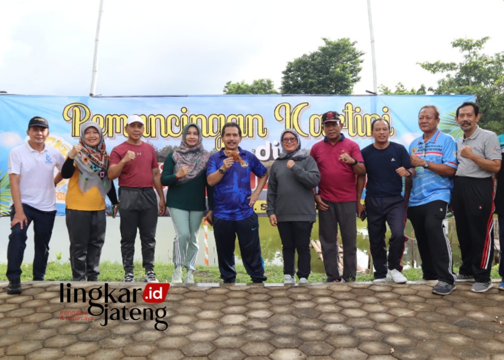 FOTO BERSAMA: Sekda Jepara Edy Sujatmiko foto bersama jajaran Diskan Jepara usai meresmikan Pemancingan Kartini Minopolitan Bulu. (Dok. Diskominfo Jepara for Lingkar/Lingkarjateng.id)