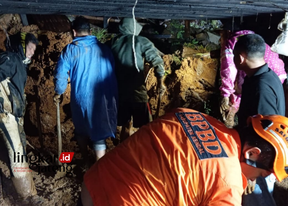 EVAKUASI: Proses evakuasi korban tanah longsor di Dusun Jiwan RT 2 RW 1 Desa Blumah, Kecamatan Plantungan, Kabupaten Kendal. (Dok. Pribadi for Lingkar/Lingkarjateng.id)
