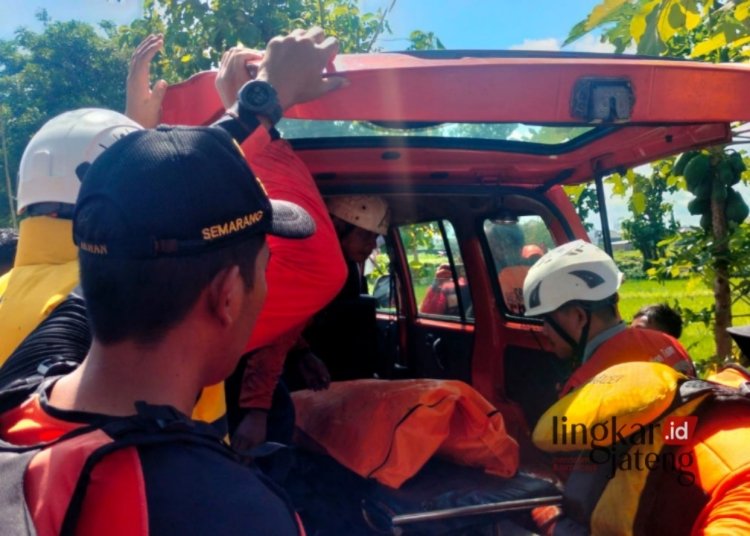 EVAKUASI: Jenazah bocah 8 tahun berhasil dievakuasi oleh tim SAR gabungan. (Unggul Priambodo/Lingkarjateng.id)