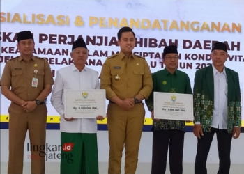 FOTO BERSAMA: Bupati Kendal Dico M Ganinduto dan Kepala Kesbangpol Kendal Alfebyan Yolando serta PCNU Kendal dan Pimpinan Cabang Muhammadiyah Ringinarum. (Robison/Lingkarjateng.id)