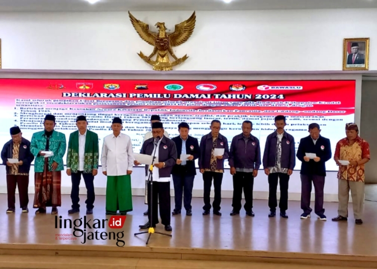 DEKLARASI DAMAI: Ketua Forum Kerukunan Umat Beragama (FKUB) Kabupaten Kendal, KH Idris Noor memimpin pengucapan Deklarasi Pemilu Damai. (Arvian Maulana/Lingkarjateng.id)