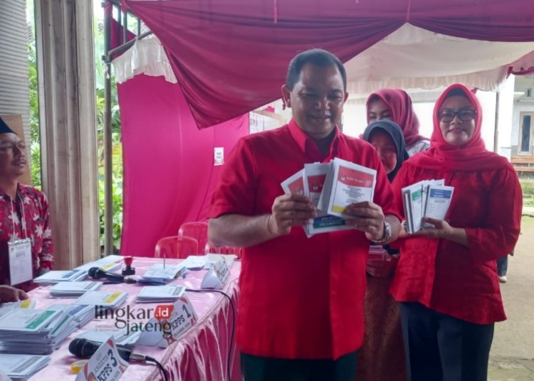 SALURKAN HAK PILIH: Bupati Semarang Ngesti Nugraha bersama keluarga bersiap menyalurkan suara Pemilu 2024. (Hesty Imaniar/Lingkarjateng.id)