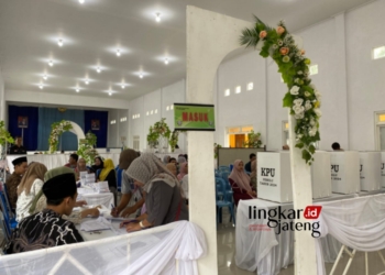 ANTUSIAS: Warga antusias menggunakan hak pilih Pemilu 2024 di TPS 22 yang bertema resepsi pernikahan di Desa Gondosari, Kecamatan Gebog, Kabupaten Kudus. (Nisa Hafizhotus Syarifa/Lingkarjateng.id)