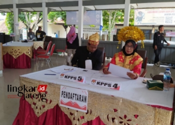 TPS Unik di Desa Penyangkringan Kendal, Petugas KPPS Kenakan Baju Adat 32 KREATIF: Petugas KPPS mengenakan baju adat Minangkabau saat bertugas di TPS 0016 Desa Penyangkringan, Kecamatan Weleri, Kabupaten Kendal. (Robison/Lingkarjateng.id)