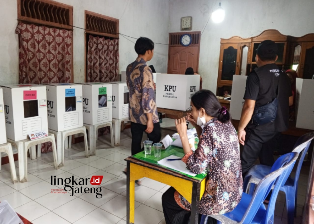 PEMUNGUTAN SUARA: Pemungutan suara yang berlangsung di salah satu TPS Kecamatan Winong, Kabupaten Pati. (Setyo Nugroho/Lingkarjateng.id)