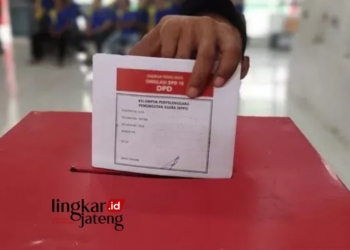 ILUSTRASI: Pemilih memasukkan surat suara ke kotak suara. (Antara/Lingkarjateng.id)