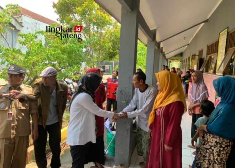 Banjir di Demak Belum Surut, 21 TPS di 6 Kecamatan Pindah Lokasi 25 MENINJAU: Bupati Demak Eisti'anah mengunjungi tempat pengungsian usai monitoring di TPS 12 Desa Sari, Kecamatan
Gajah, Kabupaten Demak. (Muhammad Burhanuddin Aslam/Lingkarjateng.id)