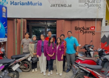 FOTO BERSAMA: Mahasiswa Unika Soegijapranata Semarang foto bersama tim Lingkar Media Group. (Dok. Lingkar/Lingkarjateng.id)