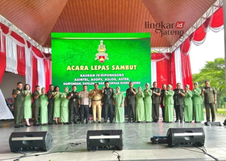 Pimpin Sertijab Kasdam dan Pejabat Teras Kodam IV/Diponegoro, Ini Pesan Mayjen TNI Tandyo 25 FOTO BERSAMA: Foto Bersama Pj Gubernur Nana Sudjana, Kapolda Jateng Irjen Pol Ahmad Luthfi, Mayjen TNI Tandyo Beserta Beberapa Pejabat. (Dok. Pangdam IV/Diponegoro for Lingkar/Lingkarjateng.id)