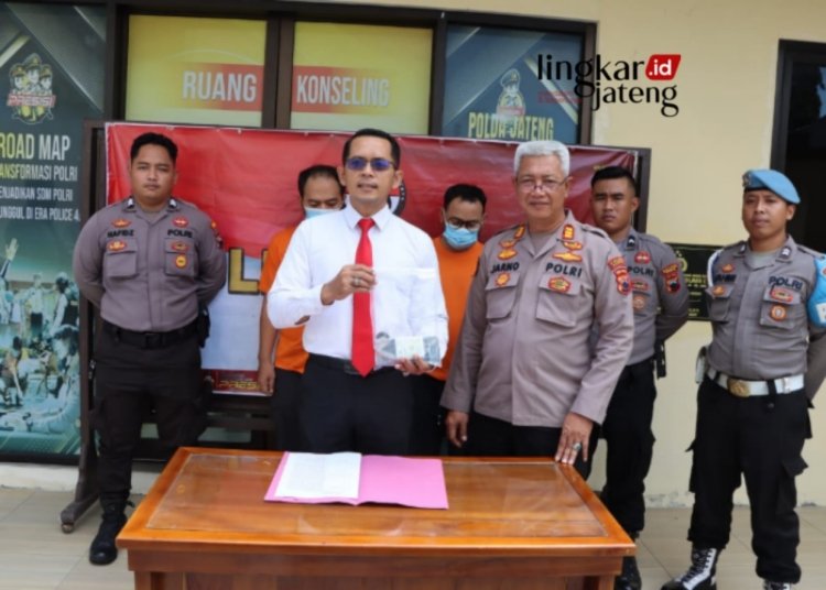KONFERENSI PERS: Polres Demak mengamankan tersangka dan menunjukkan barang bukti. (M. Burhanuddin Aslam/Lingkarjateng.id)