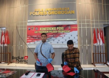 KONFERENSI PERS: Sat Reskrim Polres Grobogan saat menunjukkan barang bukti di Mapolres Grobogan. (Eko Wicaksono/Lingkarjateng.id)