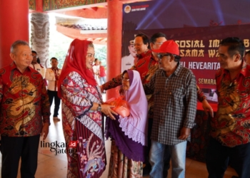 BAKSOS: Wali Kota Semarang, Hevearita Gunaryanti Rahayu saat menyerahkan bakti sosial sembako di Sam Poo Kong Semarang, pada Kamis, 22 Februari 2024. (Rizky Syahrul Al Fath/Lingkarjateng.id)