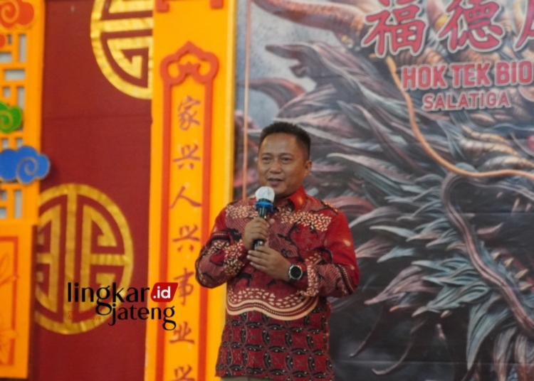 BERI SAMBUTAN: Pj Wali Kota Salatiga, Yasip Khasani saat menghadiri perayaan Cap Go Meh di Klenteng Hok Tek Bio, pada Sabtu, 24 Februari 2024. (Dok. Diskominfo Salatiga for Lingkar/Lingkarjateng.id)