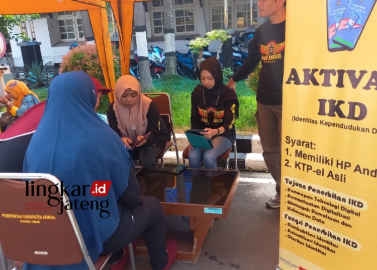 PELAYANAN : Pegawai Dispendukcapil Kendal melayani IKD pada peringatan Dirgahayu ke-730 hari FBHI Kendal, pada Minggu, 25 Februari 2024. (Arvian Maulana/Lingkarjateng.id)