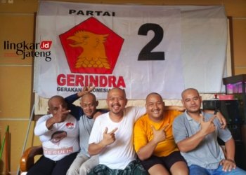 KOMPAK: Ketua DPC Gerindra Kudus, Sulistyo Utomo (tengah) dan para kader Gerindra Kudus foto bersama usai cukur gundul. (Dok. Gerindra Kudus for Lingkar/Lingkarjateng.id)