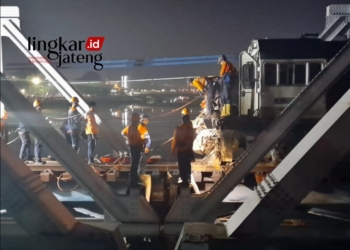 KECELAKAAN: Kondisi pascakecelakaan Truk vs KA Brantas di Semarang. (Dok. Humas PT KAI Daop 4 Semarang for Lingkar/Lingkarjateng.id)