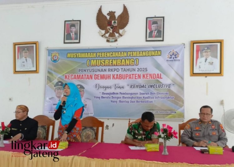 BERI ARAHAN: Camat Gemuh, Kartini saat memberikan arahan dalam acara Musrenbang di Kecamatan Gemuh, Kabupaten Kendal, pada Rabu, 28 Februari 2024.(Robison/Lingkarjateng.id)