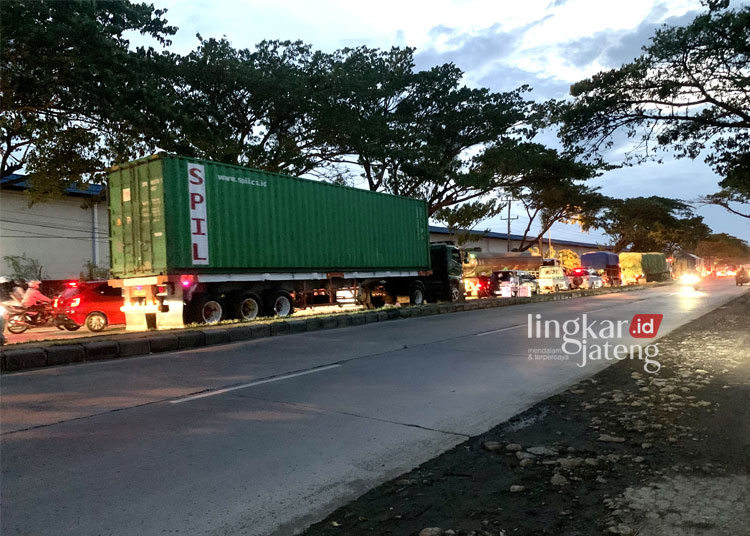 TERSENDAT: Tampak kendaraan menumpuk di jalan pantura Demak-Semarang imbas proyek peninggian jalan di KM 13 Onggorawe, Demak. (M. Burhanuddin Aslam/Lingkarjateng.id)